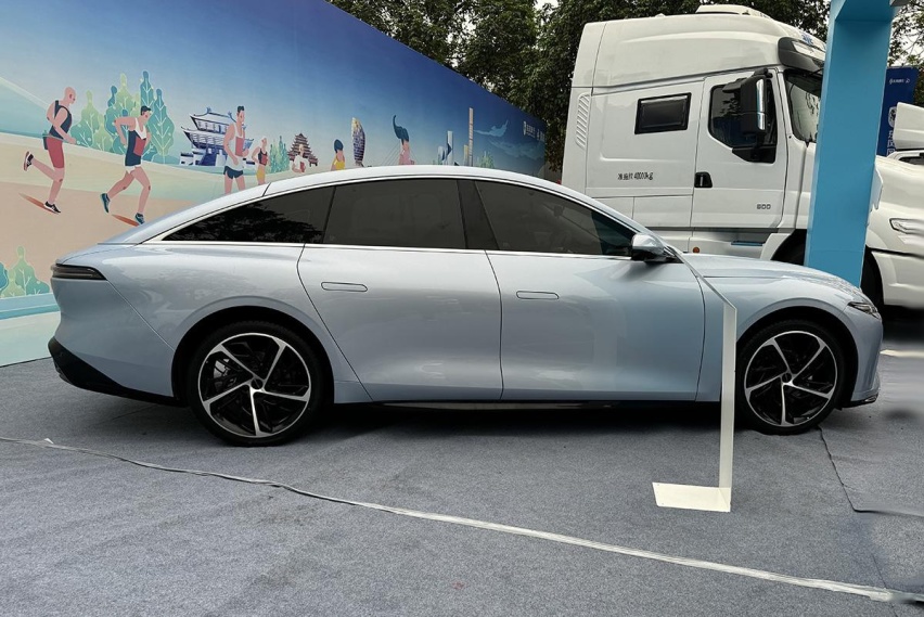 东风风行全新轿车曝光，外观很年轻运动，车长4935mm，续航550km