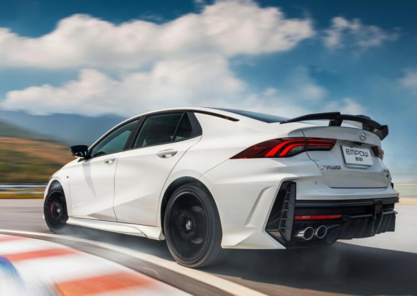 触手可及的性能车！5.7秒破百，广汽传祺影豹R售13.80万元起