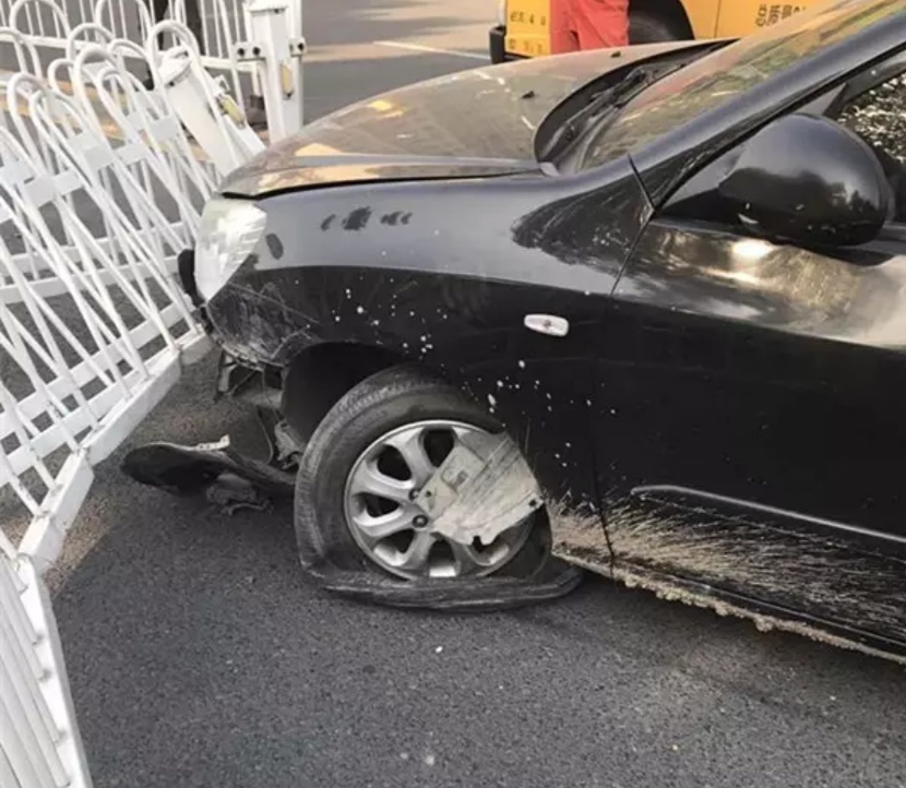 特斯拉Model 3失控冲进加油站……