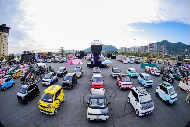 五菱也要向上？宏光MINI EV最贵的车型来了，售价9.99万元