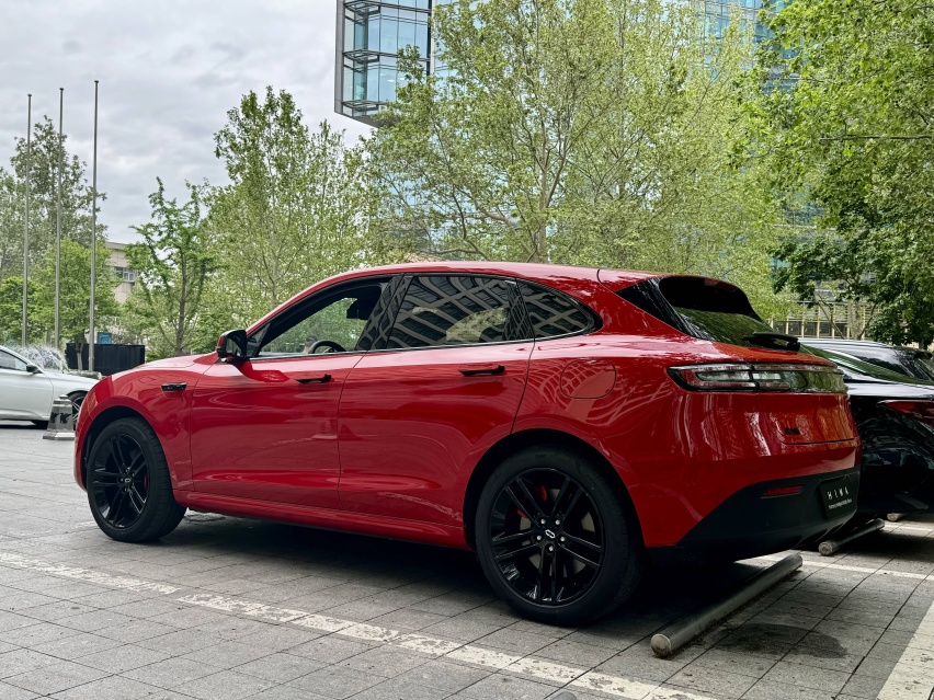 问界新M5月销量过万的猜想：一边斗理想L6、一边战Model Y