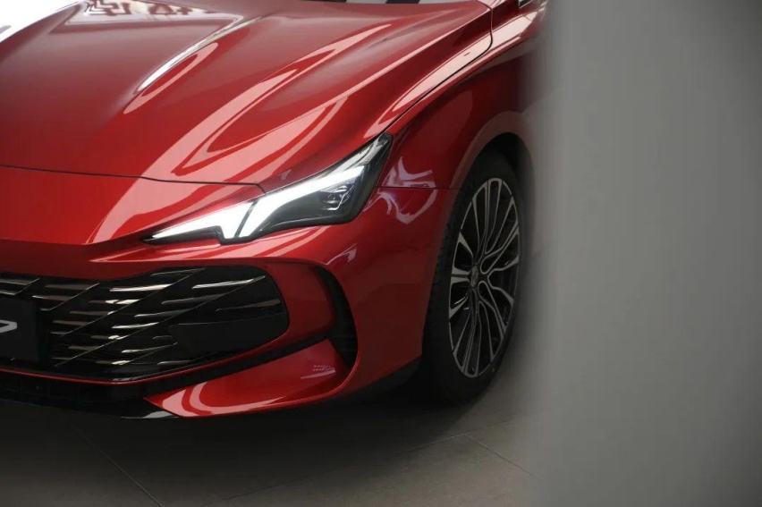 2.0T 261匹 405牛，中型车还带电动尾翼！实拍全新MG7