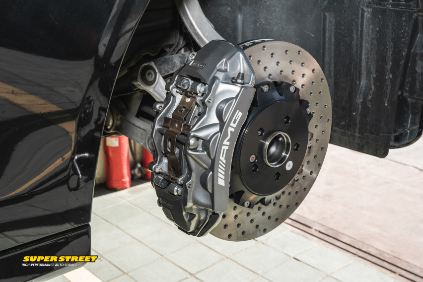 奔驰E级更换Brembo HP2000刹车片CZV打孔刹车盘