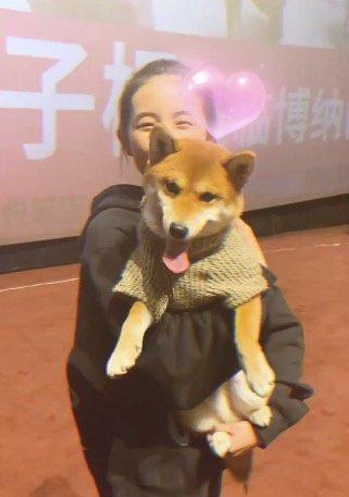 《宠爱》路演 男主角小H探班张子枫 亲密合照