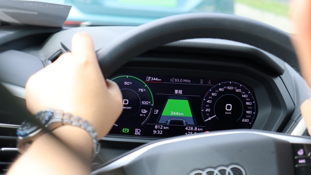 近5米的SUV，开着却像性能车？试驾奥迪Q5 e-tron