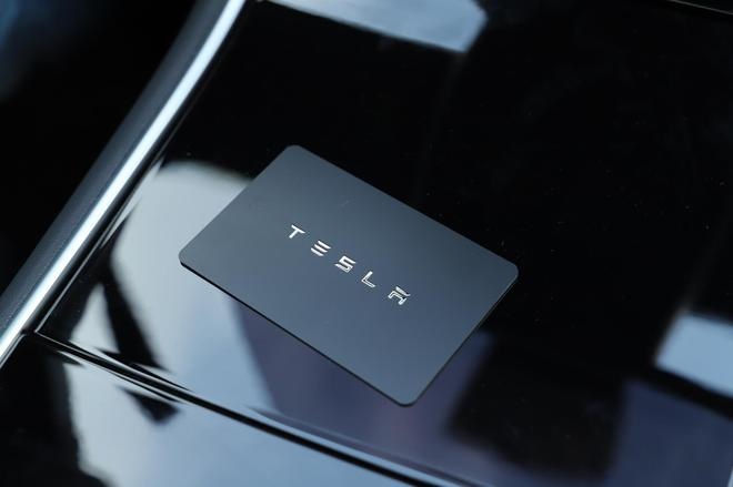 首批国产特斯拉MODEL 3正式交付 续航445公里