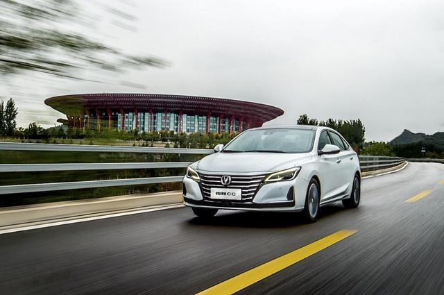 长安又“蹭热度”啦！新车上市，外观、空间双双升级，能大卖吗？
