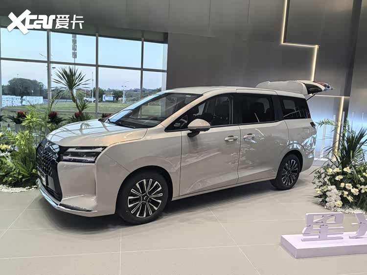 置换补贴价7.10万起！五菱星光730正式上市，三种动力系统