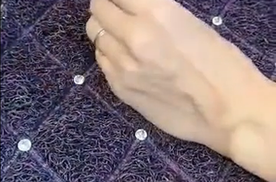 手工镶钻工艺。手动打钻