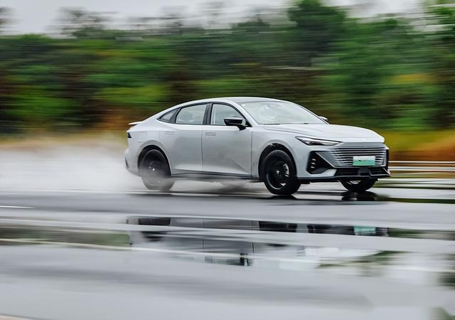 230km贴地飞行，十几万的UNI-V 智电iDD竟然比3.0T还猛？