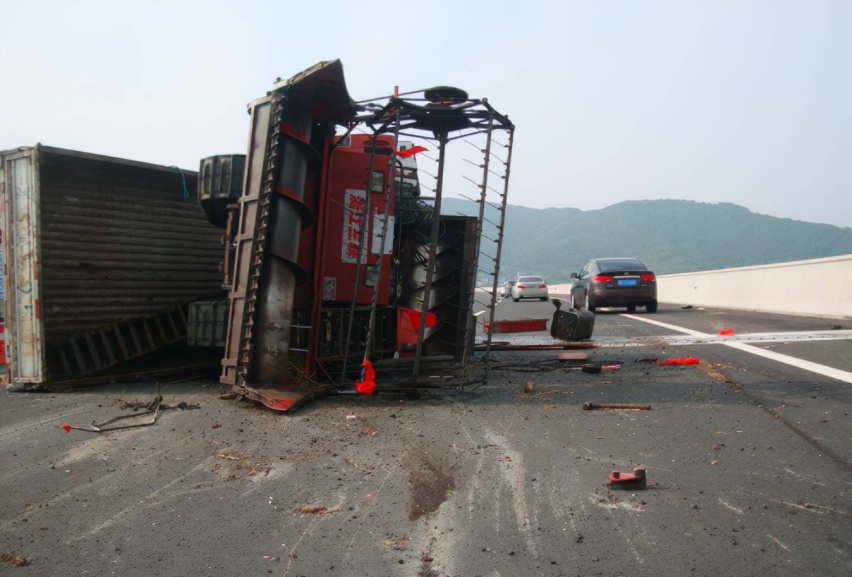 高速公路上的“隐形杀手”，遇到横风该怎么办？