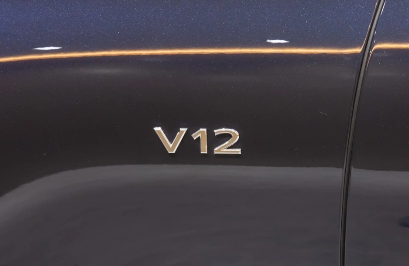 V12引擎加持，行政感拿捏到位，静态体验陆地头等舱——迈巴赫S级