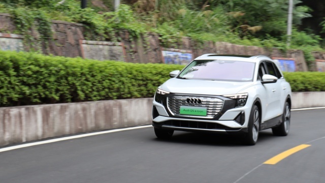 近5米的SUV，开着却像性能车？试驾奥迪Q5 e-tron