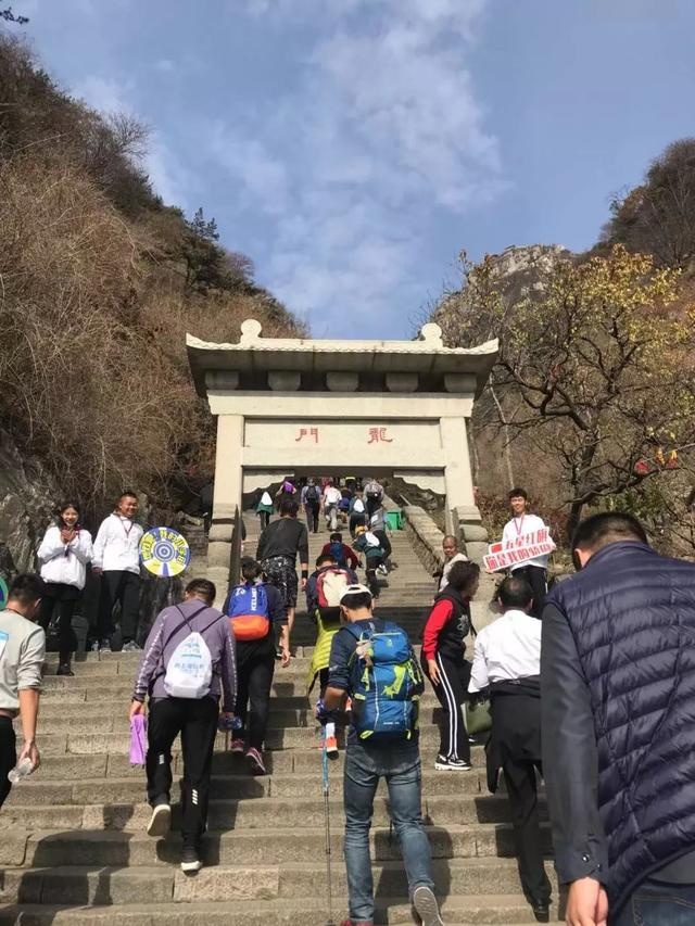 3000米、3716个台阶、1小时14分，致第一次向上马拉松