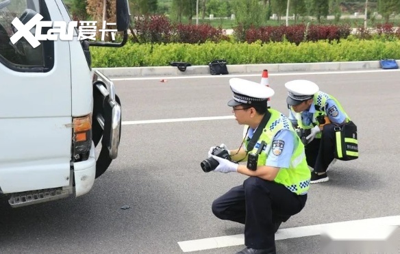 高速路上发生事故，第一时间要怎么做？