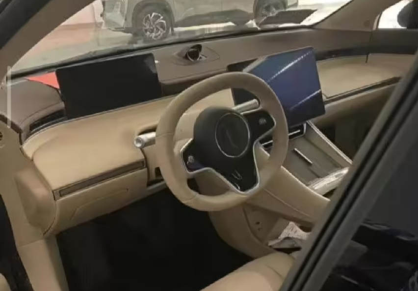 华为首款纯电轿跑智界S7即将到来，余承东：将超越特斯拉！