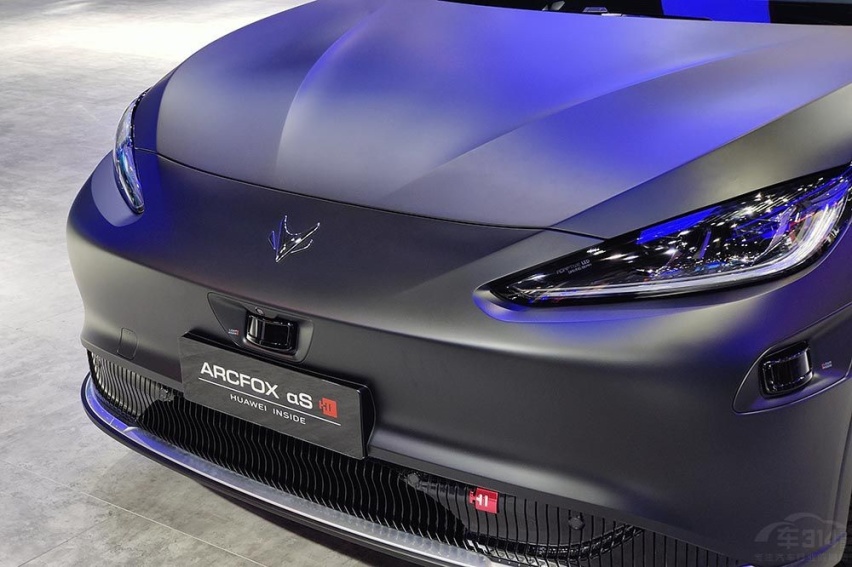 极狐阿尔法S HI版对比Model 3高性能版有多少看头？