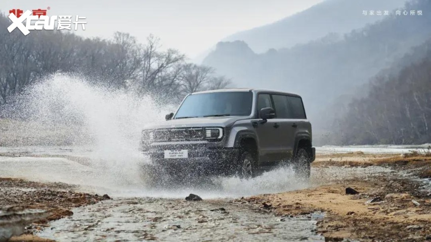 路上最硬的车来了,全新bj40刀锋英雄版上市,售价18.98万