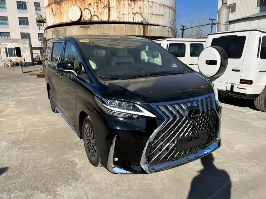 雷克萨斯LM350到港实拍 3.5升V6发动机 落地超300万