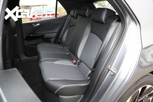 让车内可以拥有更为合理的布局,后排座椅支持4/6分折放倒,全放倒,头枕