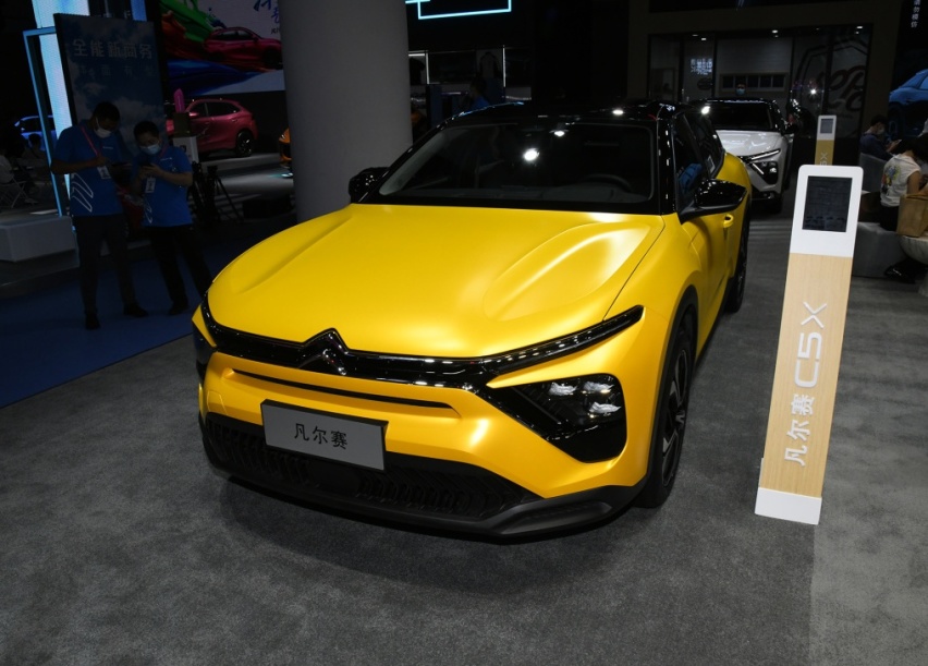 堪称同级最独特的中级车,凡尔赛C5X正式上市,售价14.37万元起