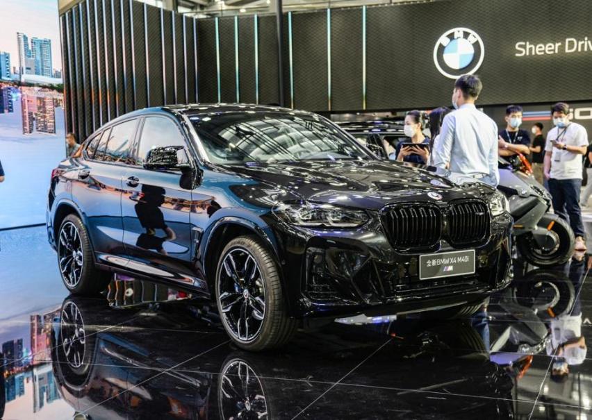 宝马最早推出的轿跑旗舰X4 M，倒逼着奔驰奥迪一起玩轿跑SUV