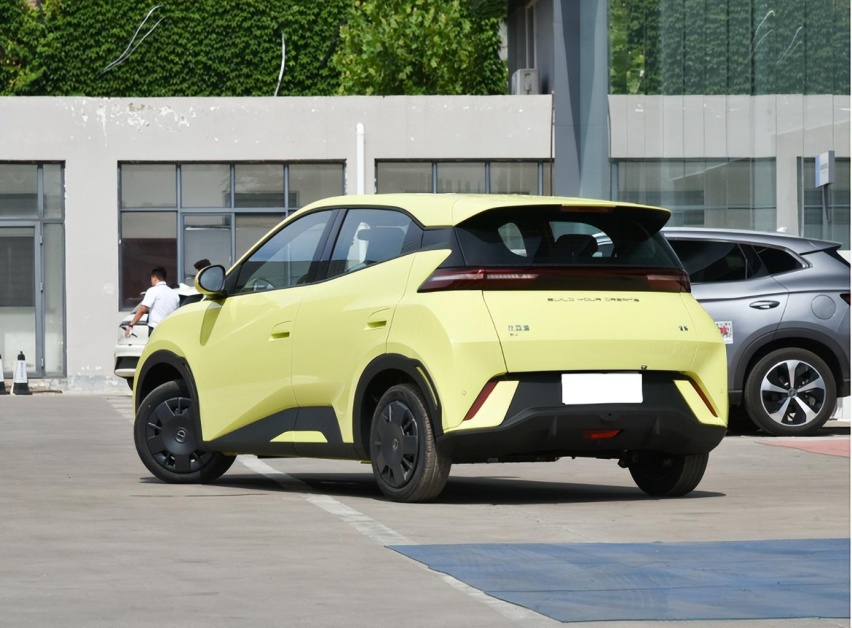 飞度和PoLo成过去式，10万买代步车，五菱缤果、比亚迪海鸥怎么选