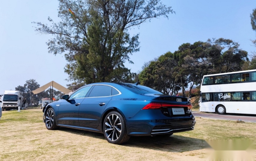 3.0T+空气悬挂，行政级轿车之巅！试驾上汽奥迪A7L