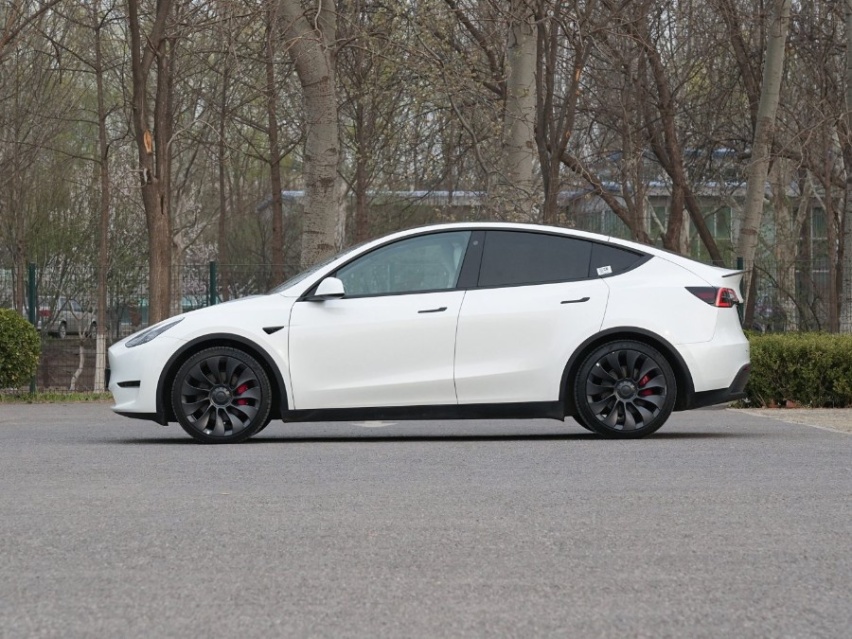奔驰GLC还是特斯拉Model Y？中型SUV到底怎么选
