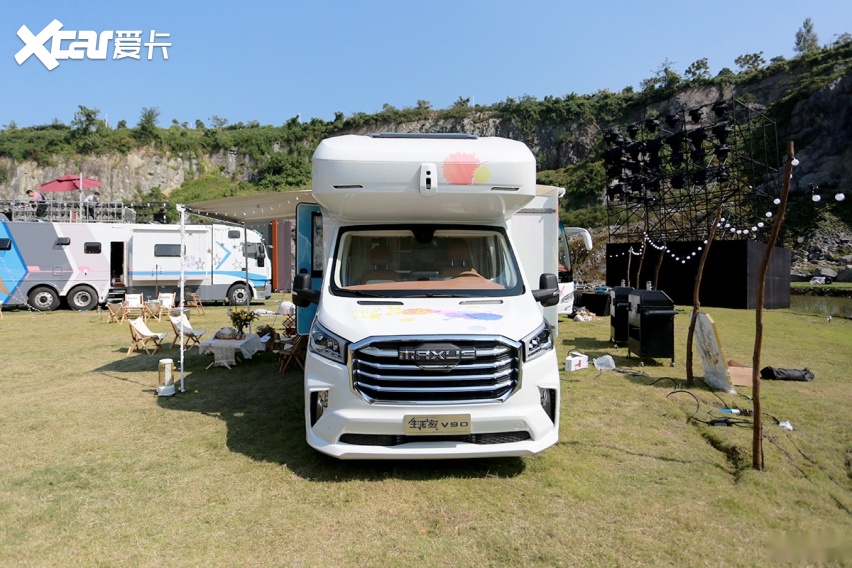 外观方面,上汽大通生活家v90双拓展房车大尺寸进气格栅,粗壮的横向