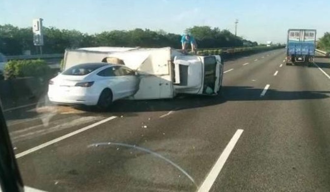 小鹏P7高速追尾货车，主动安全未起作用，摄像头和雷达谁唱主角？