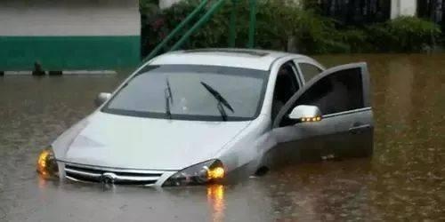 暴雨天行车如何避险？降速、控距、亮灯，涉水熄火也能自救