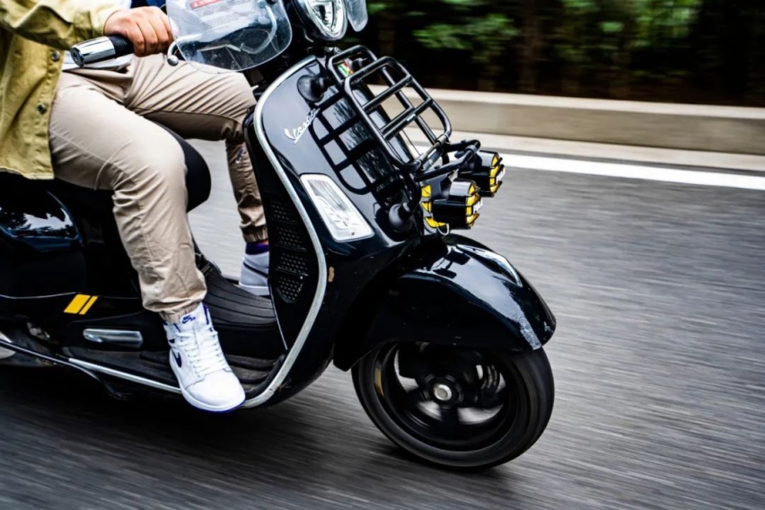 一台Vespa，加100块钱油，获得女神同款快乐。