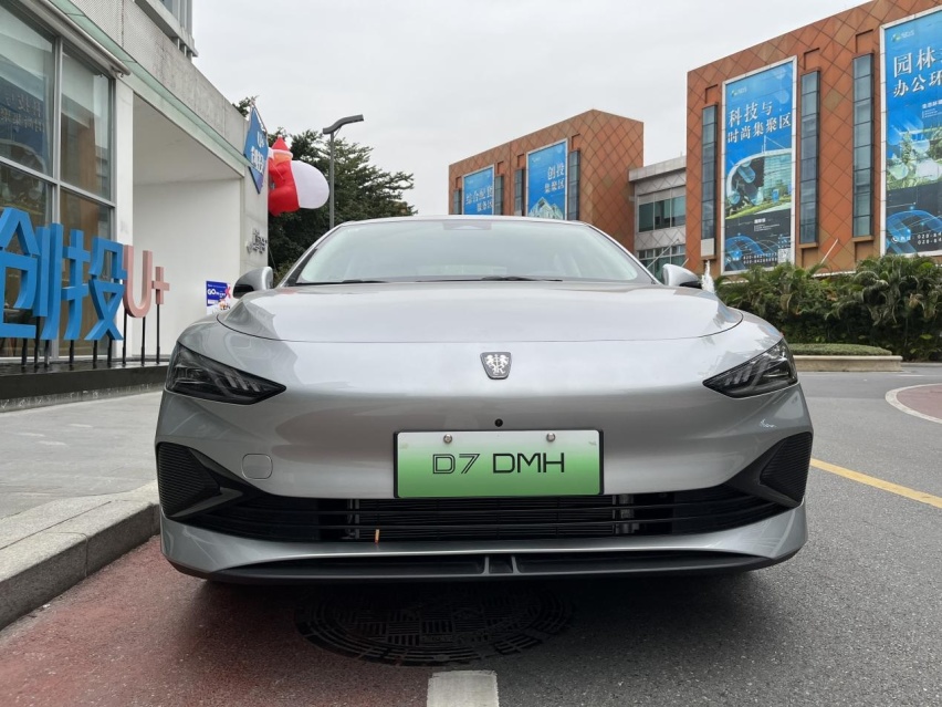 实测亏电油耗4.58L！ B级车荣威D7 DMH不仅性价比拉满 还特省