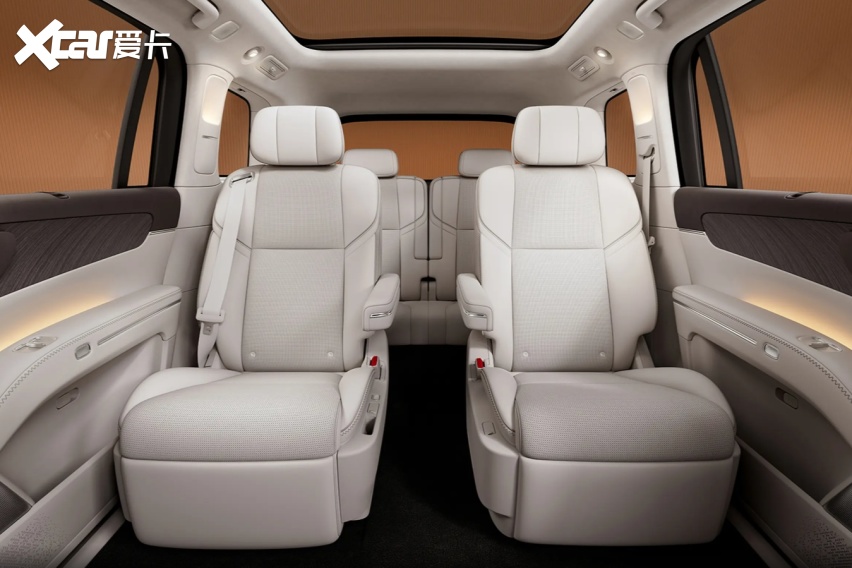 零跑D19内饰曝光!17.3英寸中控屏+21英寸后排屏+8升冰箱+6座