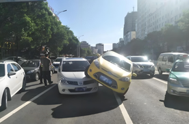 两辆车同时变道发生碰撞，到底是谁的责任？