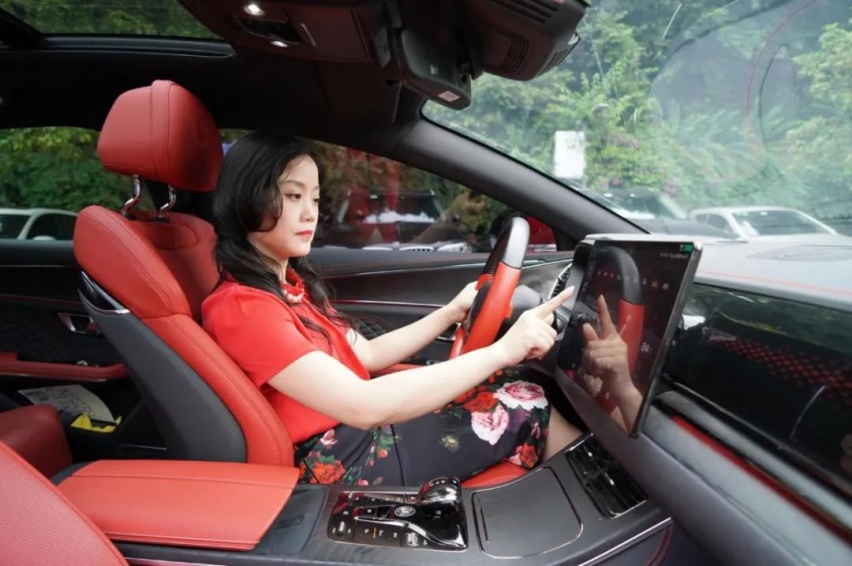 律师的理性与重庆美女的感性，她三次成为比亚迪新能源车主