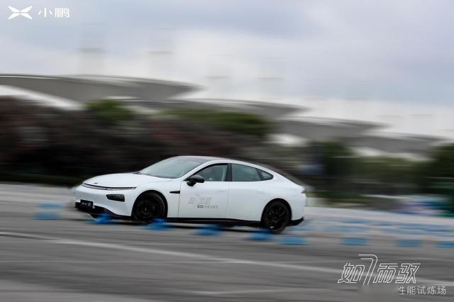 试驾｜4.3秒破百，智能轿跑小鹏P7单挑特斯拉Model S
