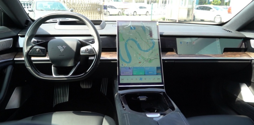 哪吒S真的可以上打Model 3，下踢小鹏P5？让我们一起探个店先！