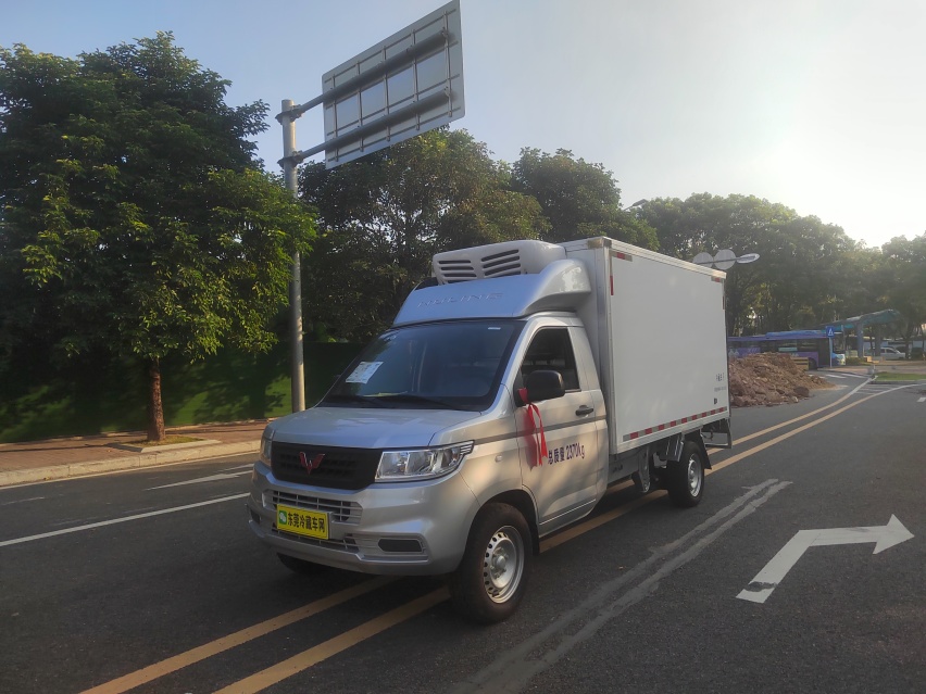 東莞冷藏車網:五菱冷藏車2.0後單輪