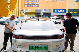 兆瓦桩直接闪充，双枪快充功率翻倍 实现油电同速