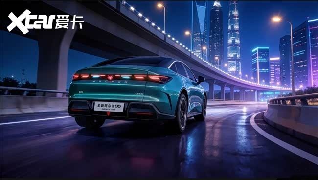 零百加速3.7秒也能兼顾家用?极狐全新阿尔法S5的“双面人生”