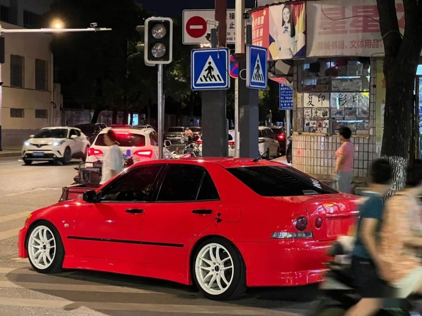 走街范雷克萨斯IS200咬地鲨，果然JDM与底盘灯才是最搭的