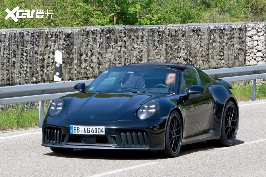 我们在此之前获得了一批新款911 targa 4 gts的测试照片.