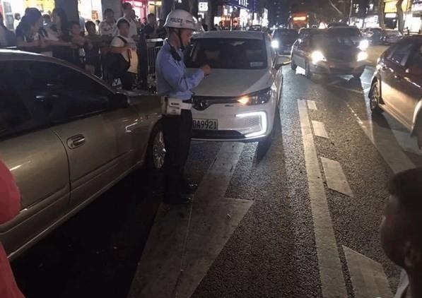 网约车撞向逆停的私家车被判全责冤不冤？