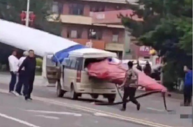 黑龙江一面包车追尾大件运输车被风电机叶片贯穿，车辆共载有七人