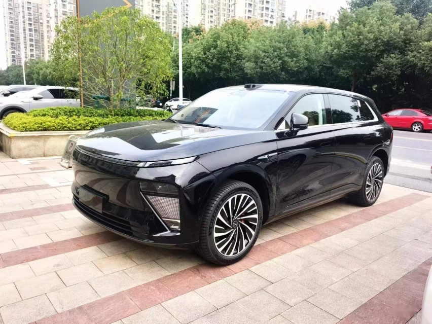 星途星纪元ET现身街头，帅过理想L7，续航超900km，标配空气悬架