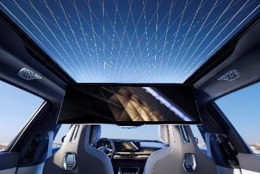 创新纯电BMW i7携全新BMW 7系家族陆续到店，首批车主获限量艺术