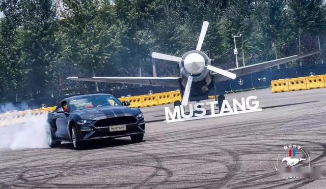 和开着Mustang的飘移大神Jr一起“杀死”轮胎