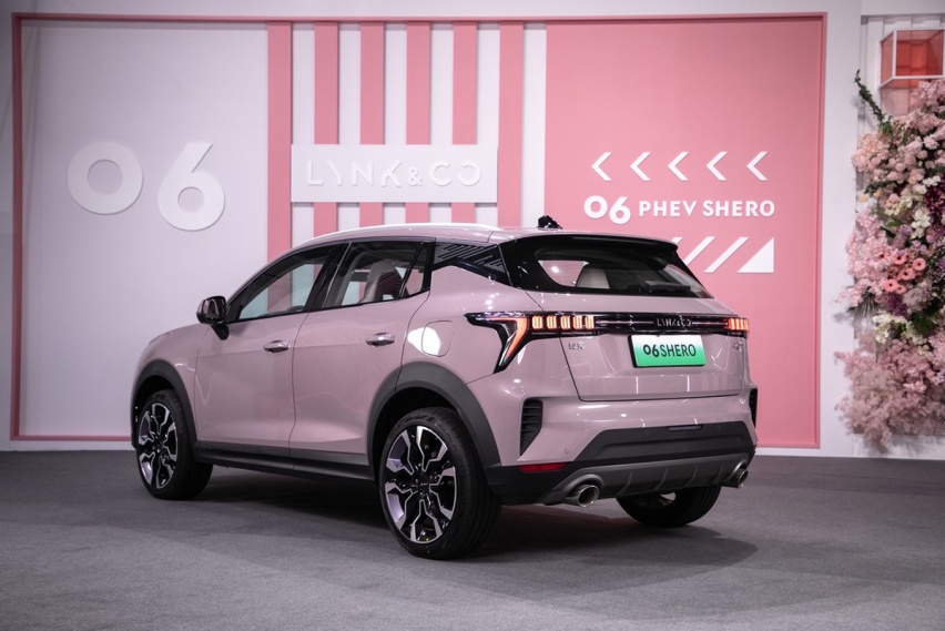 领克06 PHEV Shero粉色特别版上市，售价为16.88万元